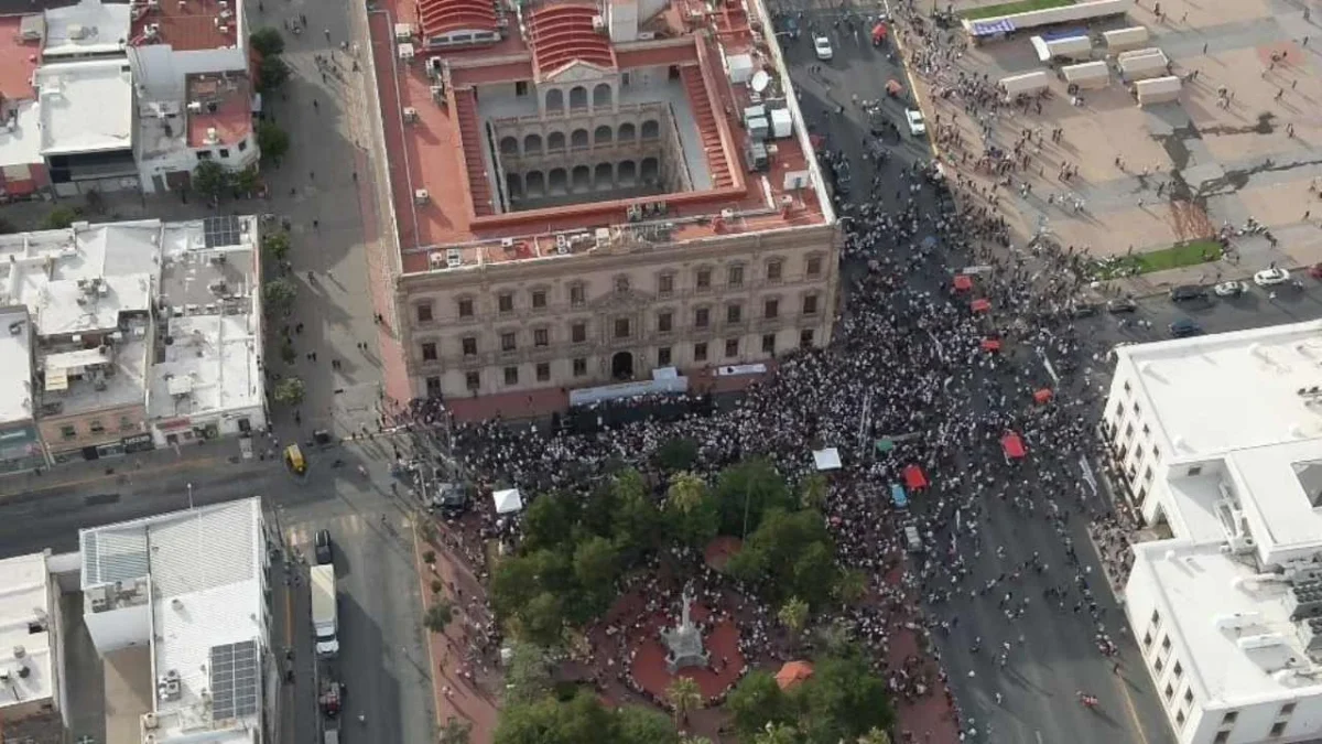 Desangelada marcha morenista para pedir juicio político de Maru Campos en Chihuahua.