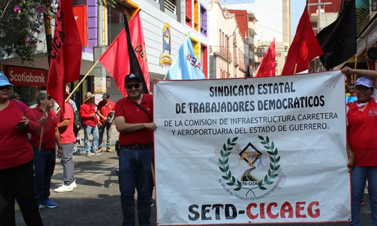 Contingentes de trabajadores y colectivos sociales marchan en avenidas principales de la Ciudad de México durante la conmemoración del Día del Trabajo.