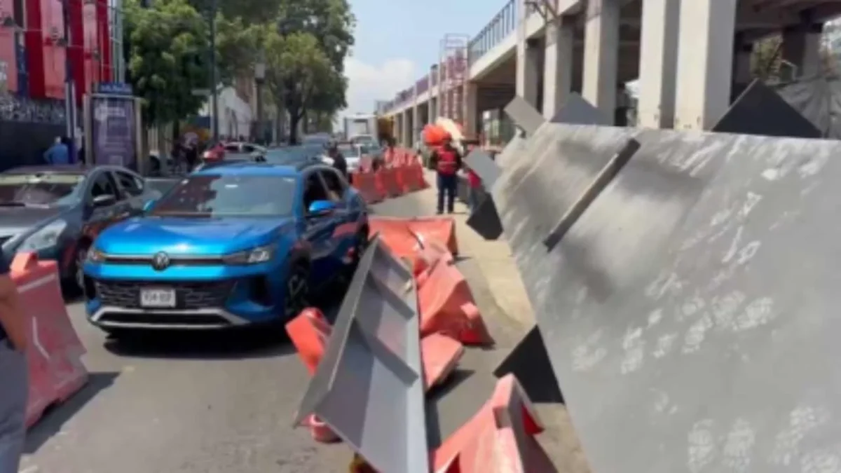 El deslizamiento de una estructura metálica dañó un automóvil durante las obras que se realizan en la Calzada San Antonio Abad.