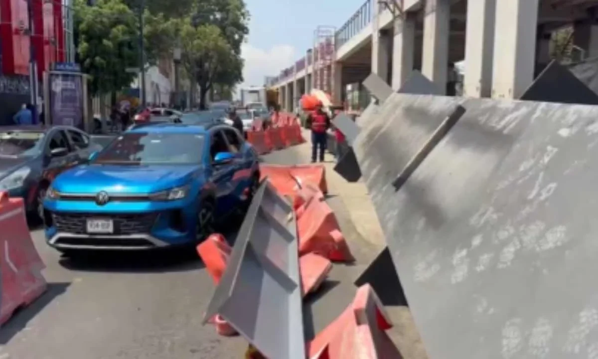 El deslizamiento de una estructura metálica dañó un automóvil durante las obras que se realizan en la Calzada San Antonio Abad.