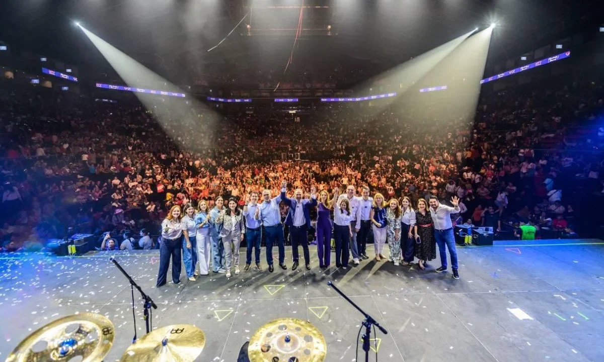 El DIF Monterrey festejó a las madres regiomontanas con 'Felicidades mamá', un evento con espectáculos musicales y una rifa.