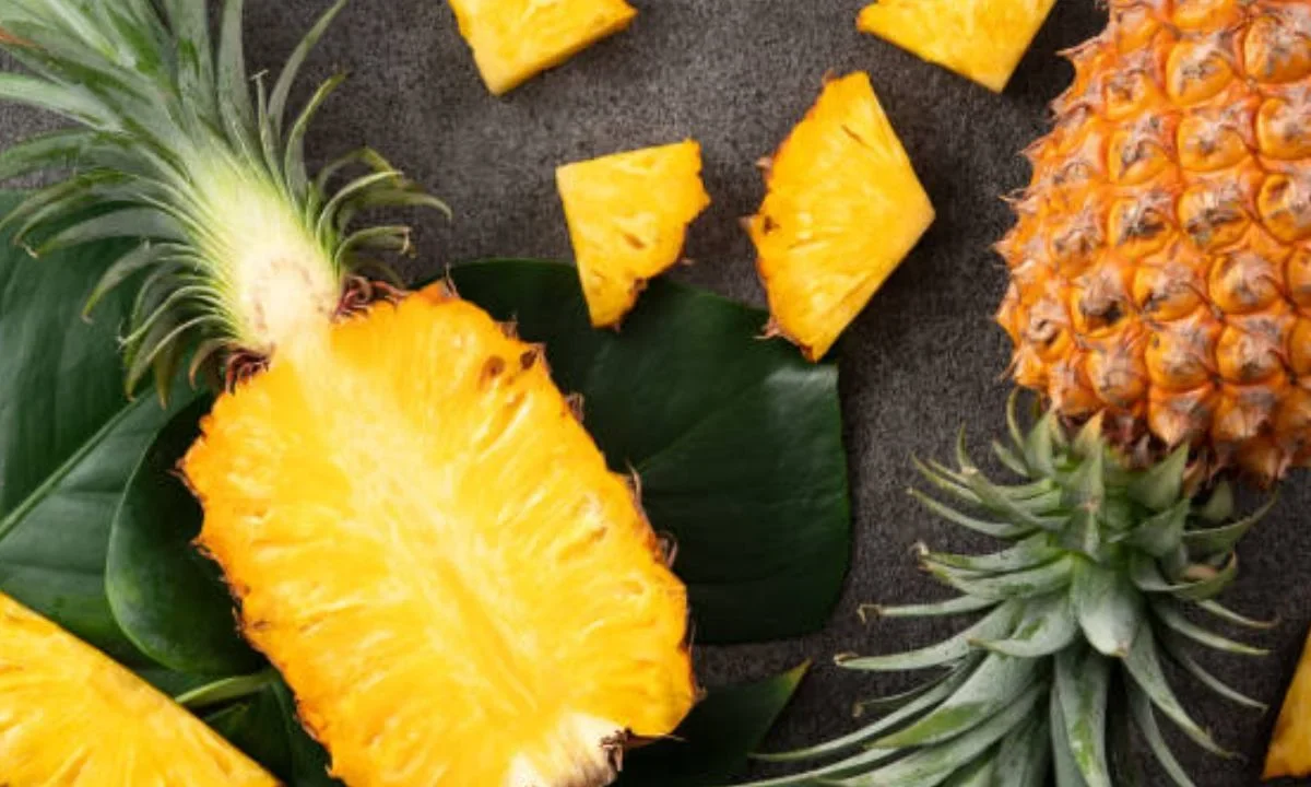 Además de ser una fruta refrescante y versátil, la piña aporta vitamina C, fibra y antioxidantes que fortalecen el sistema inmunológico, favorecen la digestión y ayudan a combatir la inflamación