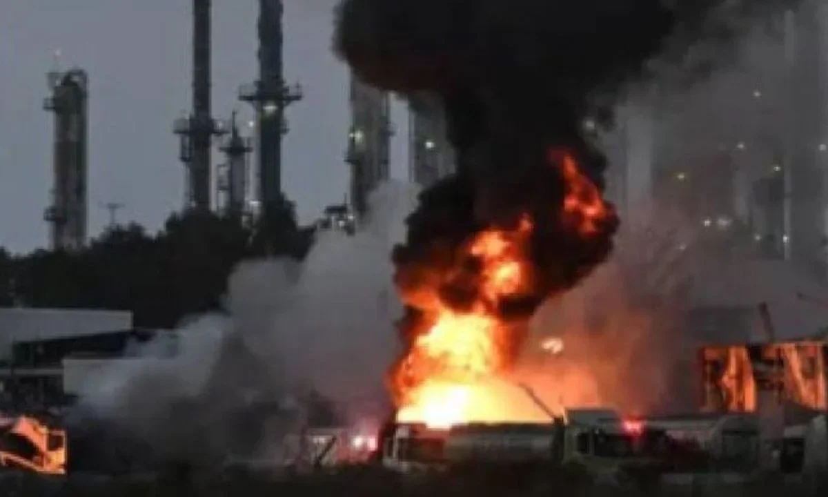 Un ataque con dron provocó un incendio cerca de una central nuclear en Emiratos Árabes Unidos este domingo.