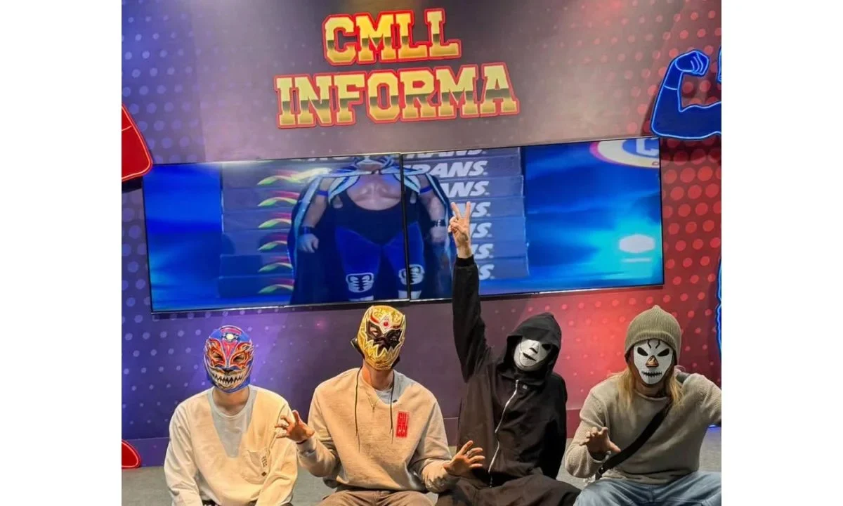 Místico sorprendió a los asistentes de la Arena México con un outfit inspirado en BTS tras la visita de la banda surcoreana durante la función estelar.