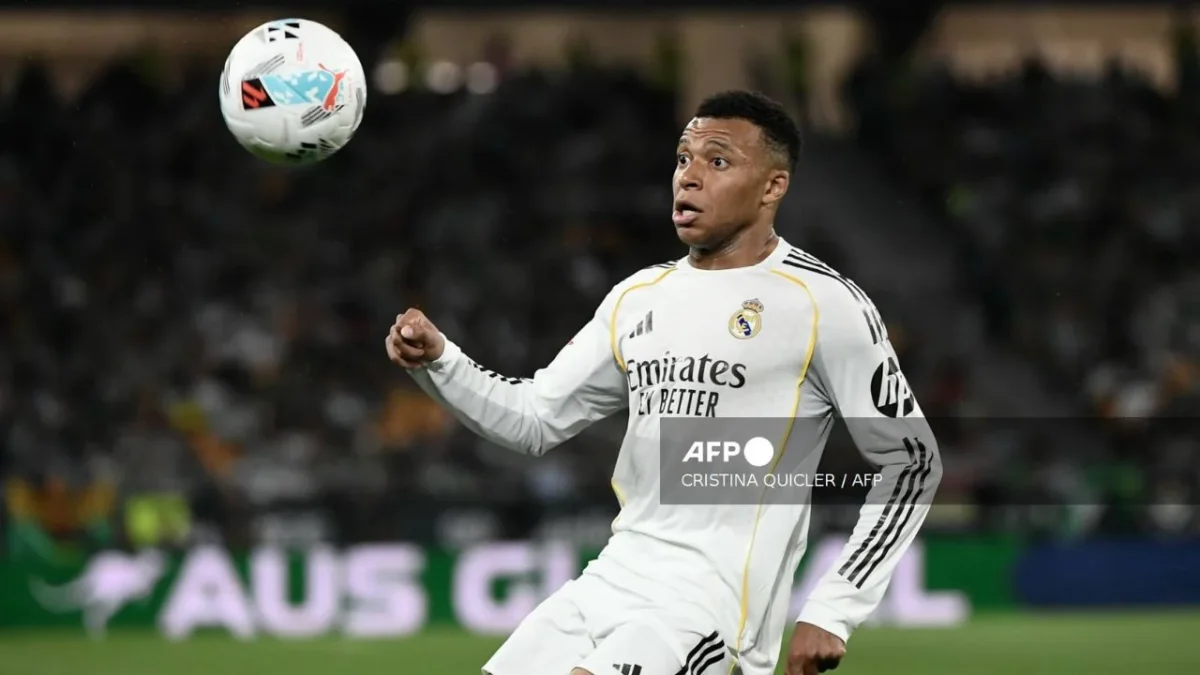 El entorno de Kylian Mbappé reaccionó luego de que se dieran a conocer fotografías en donde aparece en un yate en Italia junto a la actriz Ester Expósito