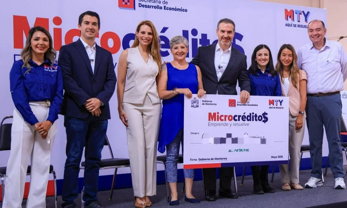 Adrián de la Garza, alcalde de Monterrey, encabezó la tercera entrega de apoyos del programa ‘Microcréditos Resuelve y Emprende’.