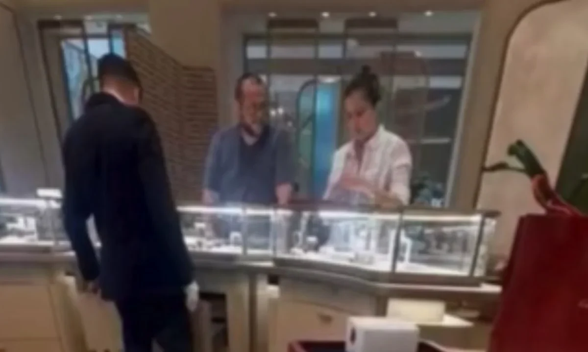 La esposa de José Ramón López Beltrán, Carolyn Adams, expuso que investigará con abogados qué hacer por acoso mediático que sufre su familia. 