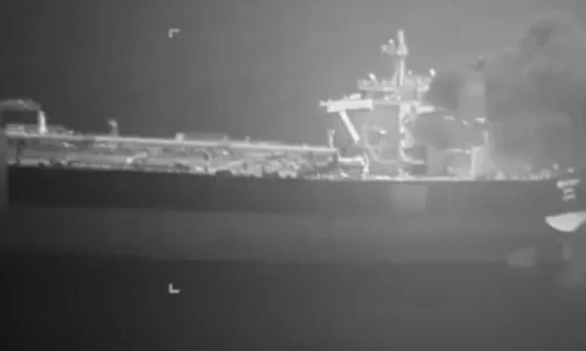 Dos petroleros con bandera iraní quedaron fuera de servicio tras ser atacados por fuerzas de Estados Unidos en medio de la creciente tensión militar y el bloqueo marítimo sobre puertos iraníes.