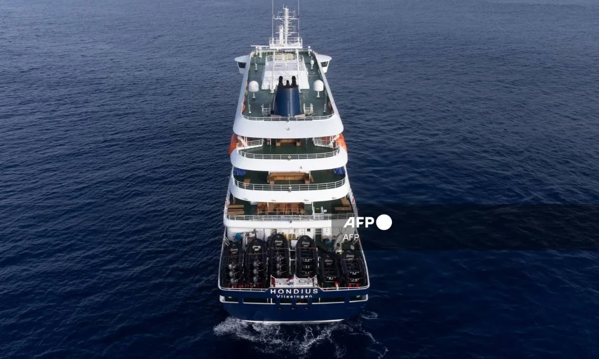Los tres pasajeros sospechosos de contraer hantavirus a bordo de un crucero serán evacuados en Cabo Verde, luego partirá a Canarias.