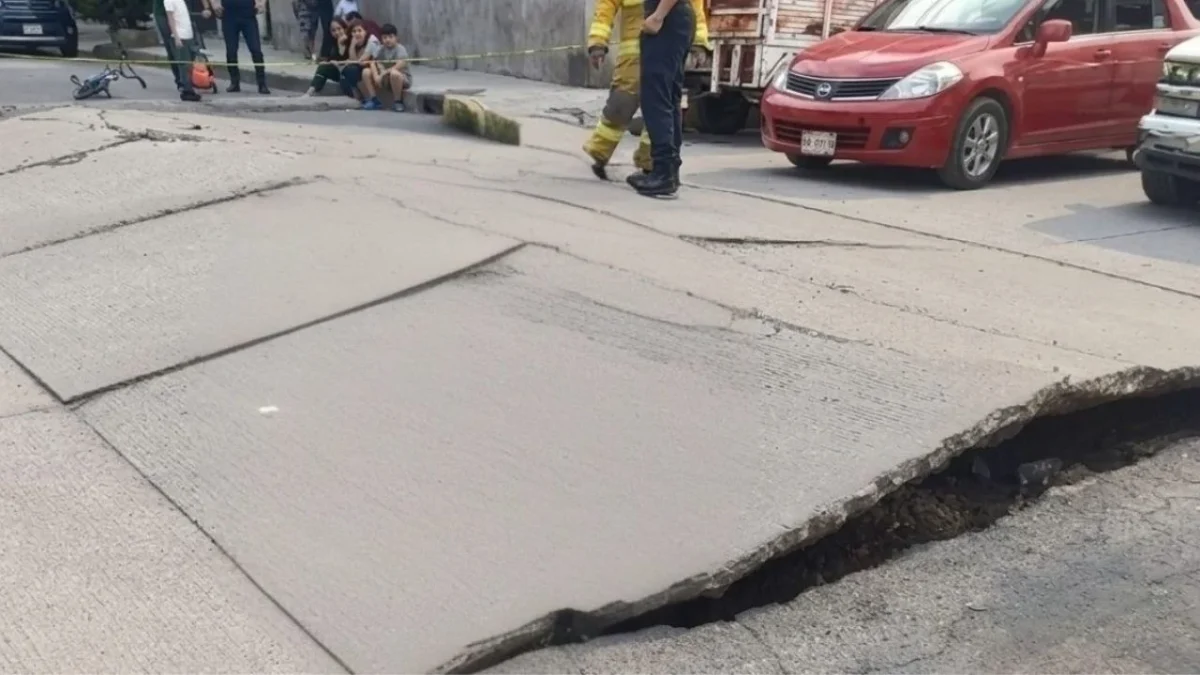 Tras la explosión, vecinos de Valle de Chalco reportaron una densa columna de vapores y un olor penetrante emanando de las coladeras. 