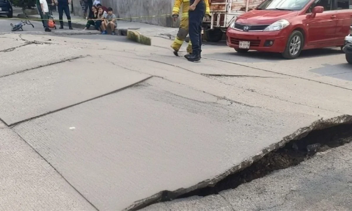 Tras la explosión, vecinos de Valle de Chalco reportaron una densa columna de vapores y un olor penetrante emanando de las coladeras. 