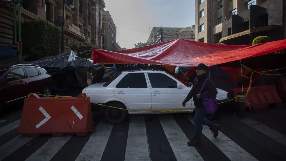 Un maestro de la CNTE murió por la madrugada por un aparente infarto en el plantón montado en calles del centro de la CDMX.
