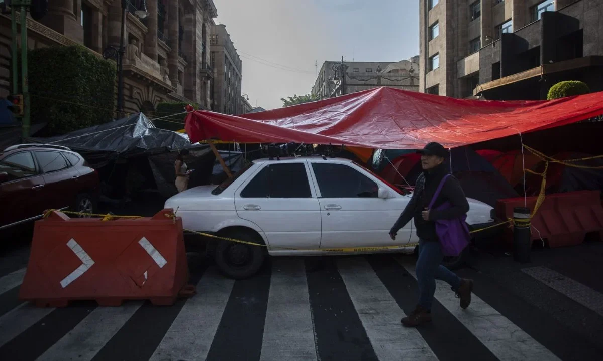 Un maestro de la CNTE murió por la madrugada por un aparente infarto en el plantón montado en calles del centro de la CDMX.