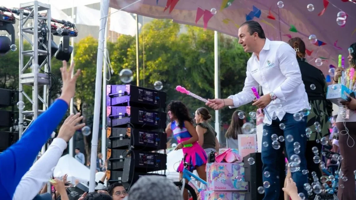 La explanada de la alcaldía Cuajimalpa albergó a 4 mil personas para celebrar el Día del Niño en un evento lleno de juegos y música.
