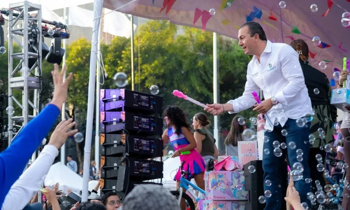 La explanada de la alcaldía Cuajimalpa albergó a 4 mil personas para celebrar el Día del Niño en un evento lleno de juegos y música.
