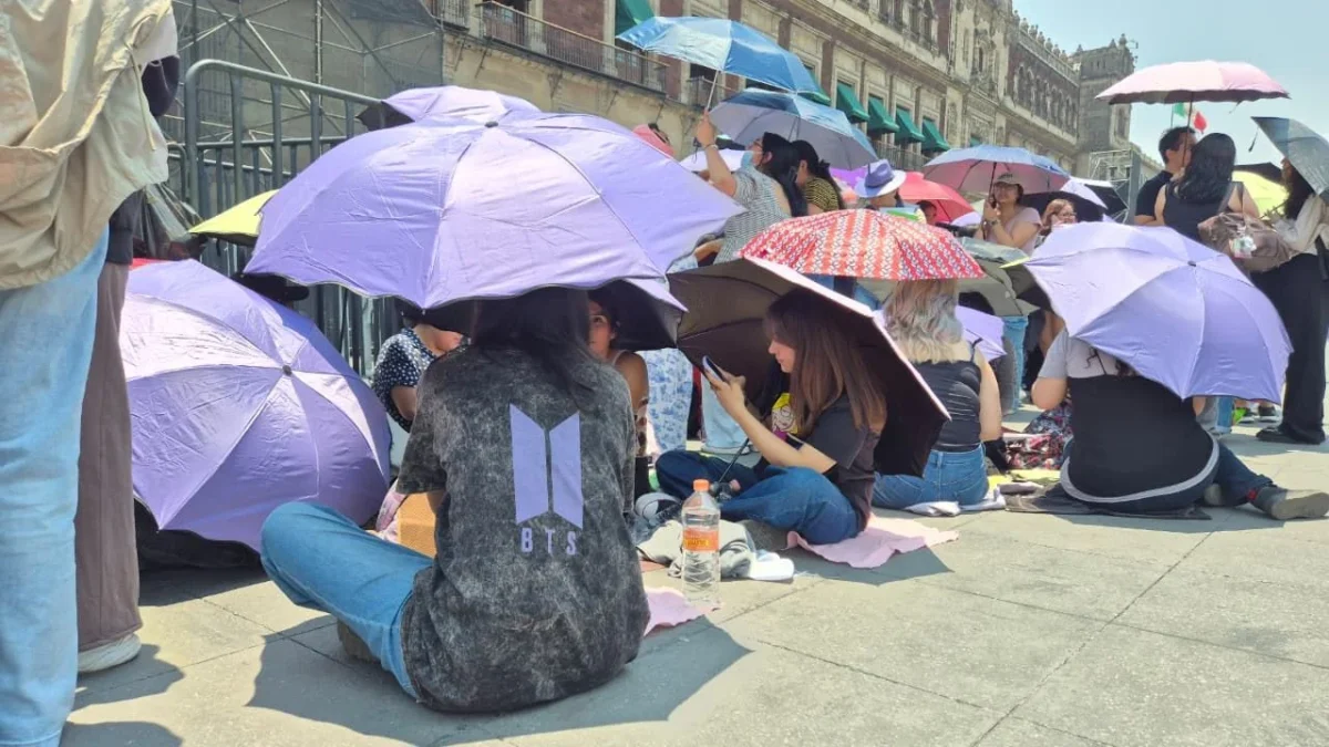Fans de BTS se concentran frente a Palacio Nacional en espera de ver al grupo surcoreano previo a su reunión con la presidenta Claudia Sheinbaum.