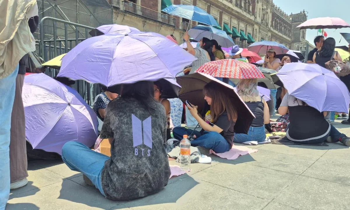 Fans de BTS se concentran frente a Palacio Nacional en espera de ver al grupo surcoreano previo a su reunión con la presidenta Claudia Sheinbaum.
