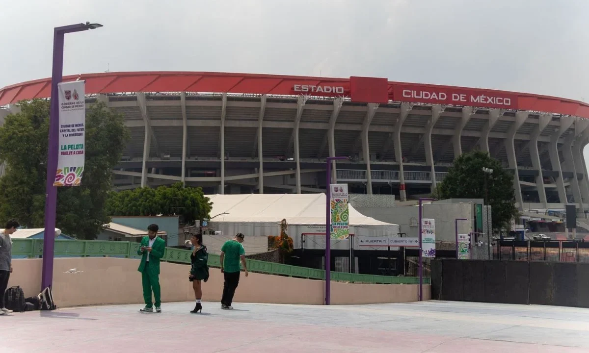 La FIFA ordenó el retiro de una escultura de un ajolote gigante que se encontraba a las afueras del Estadio Ciudad de México.