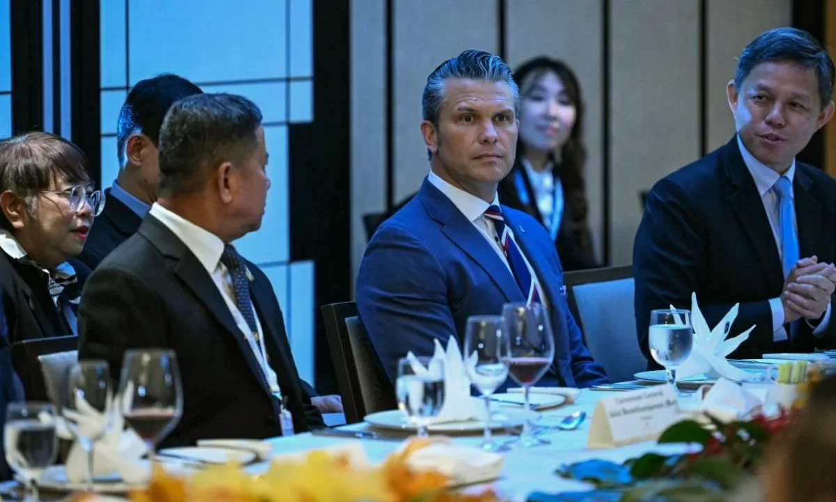 Pete Hegseth, jefe del Pentágono aseguró que EU persigue un compromiso respetuoso y de buena fe con China, pero alerta por poderío militar.