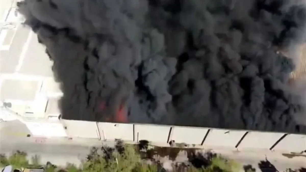 Un fuerte incendio consumió el centro comercial Plaza Fiesta Las Palmas en Los Mochis, se reportan múltiples muertos y heridos.