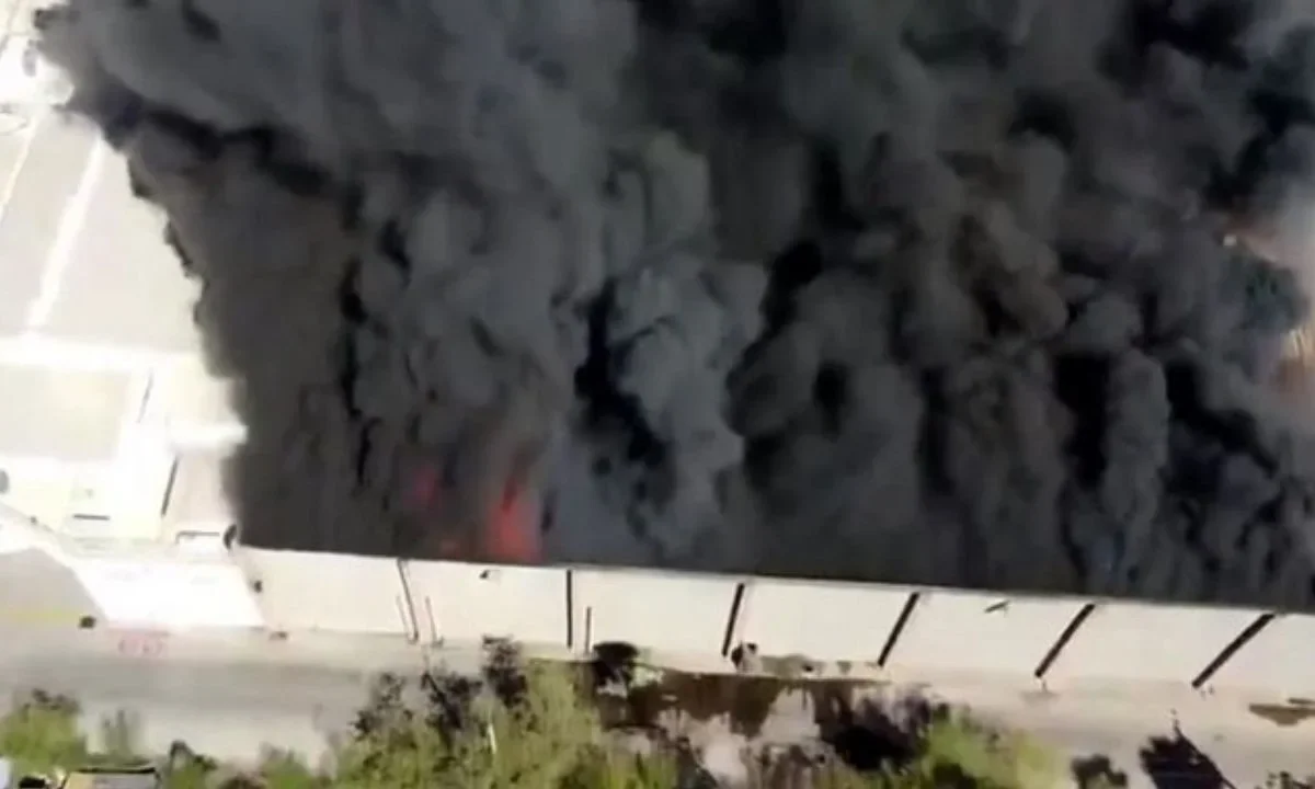 Un fuerte incendio consumió el centro comercial Plaza Fiesta Las Palmas en Los Mochis, se reportan múltiples muertos y heridos.