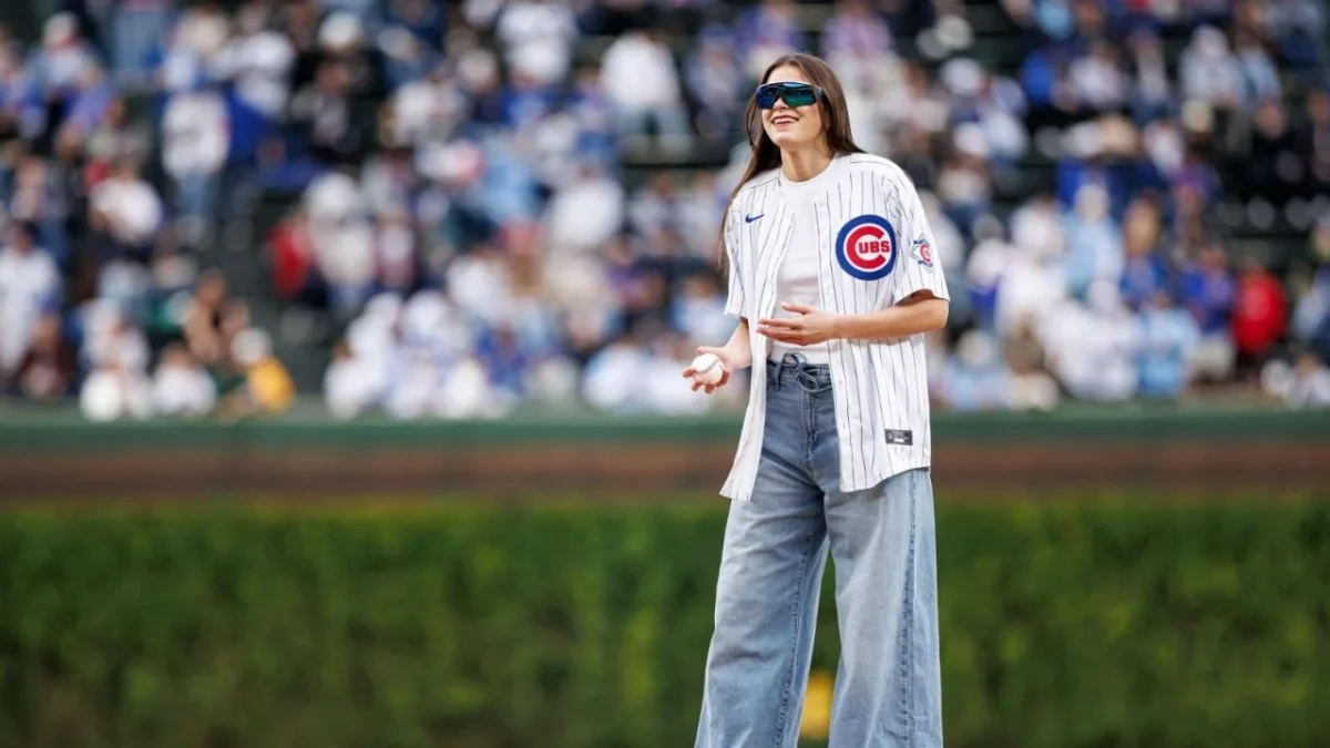 Gabriela Jáquez, jugadora mexicana de la WNBA y elegida por el equipo Chicago Sky, lanza la primera pelota con los Chicago Cubs.