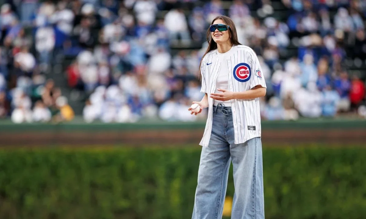 Gabriela Jáquez, jugadora mexicana de la WNBA y elegida por el equipo Chicago Sky, lanza la primera pelota con los Chicago Cubs.