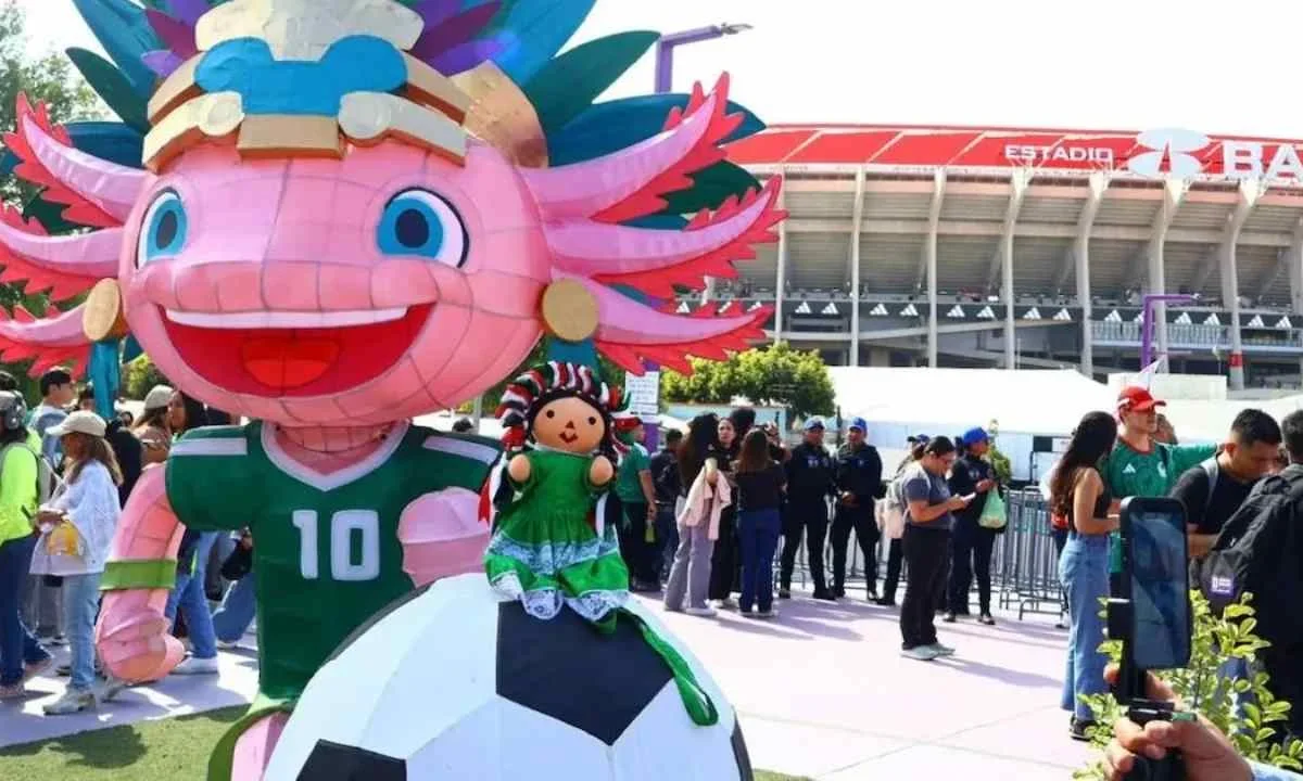 Gobierno de la CDMX desmienten retiro de escultura ajolote en inmediaciones del Estadio Azteca.
