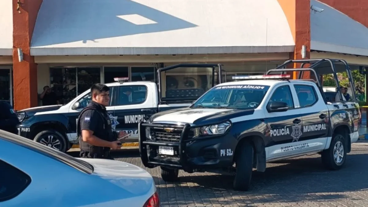 En Plaza Caracol de Puerto Vallarta se registró el hallazgo de dos cuerpos en avanzado estado de descomposición al interior de un vehículo.