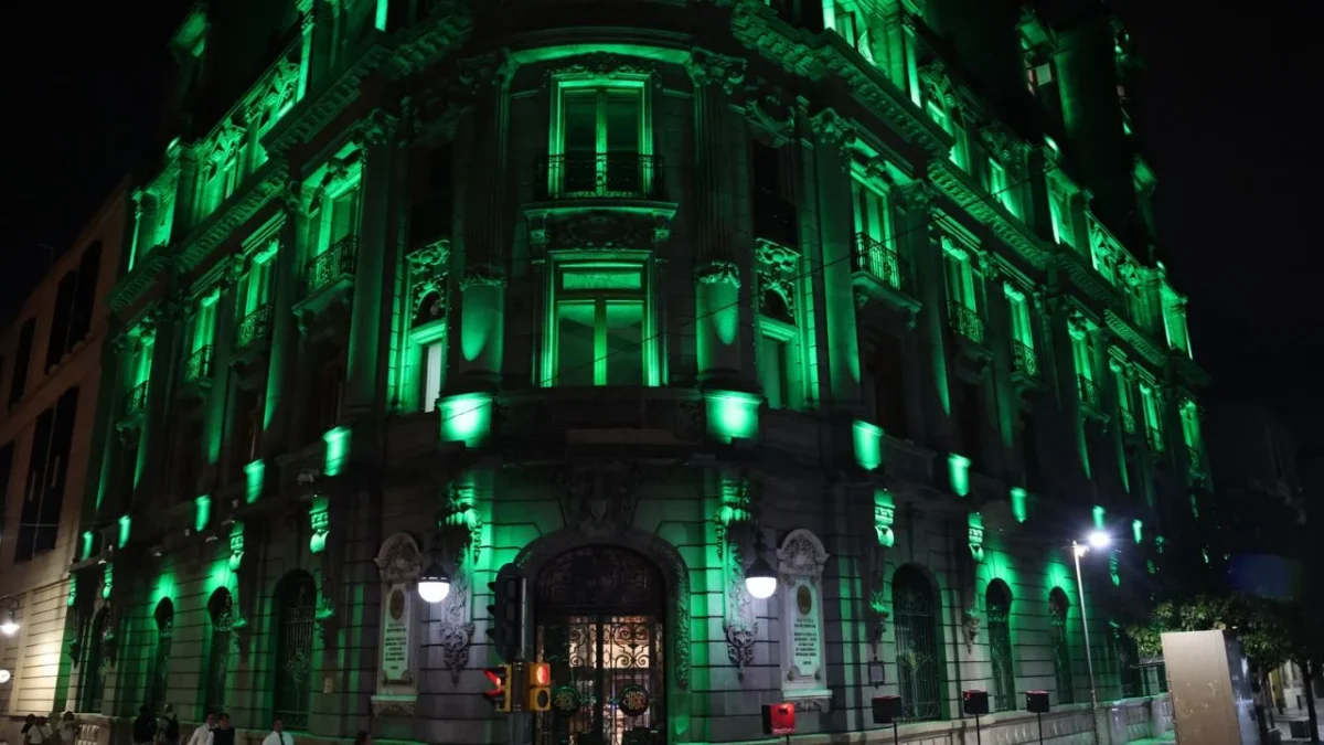 El Gobierno CDMX concretó la iluminación de 57 km del Centro Histórico, con la instalación de 6 mil 774 luminarias en el primer cuadro.