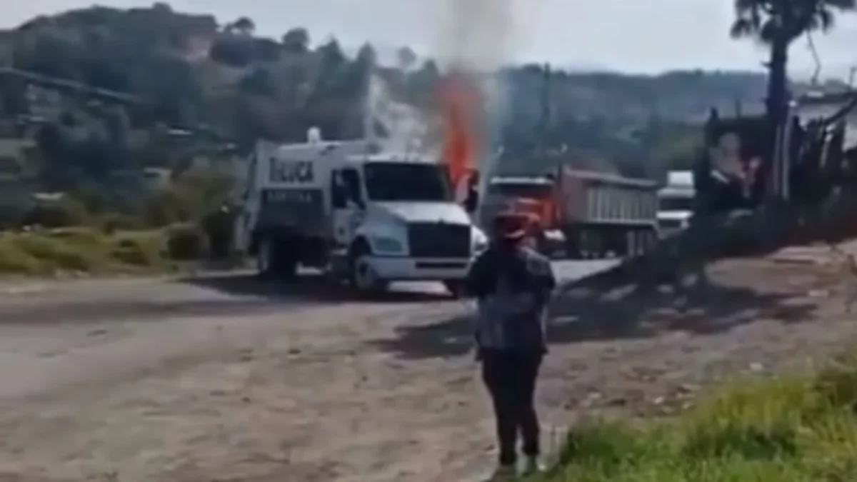 Habitantes de Xonacatlán incendiaron un camión recolector de basura como protesta contra el tiradero municipal, exigiendo la intervención de autoridades de Toluca.