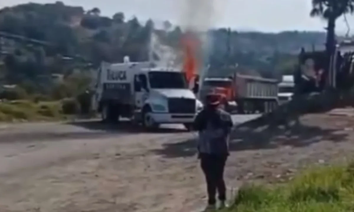 Habitantes de Xonacatlán incendiaron un camión recolector de basura como protesta contra el tiradero municipal, exigiendo la intervención de autoridades de Toluca.