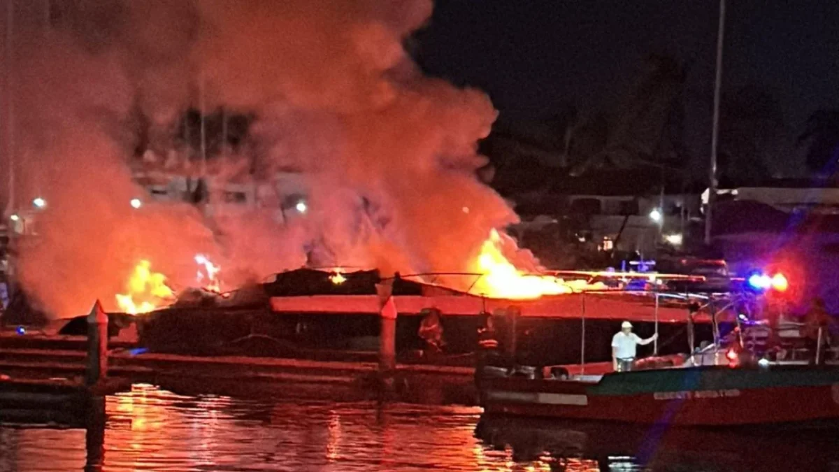 El incendio en un yate anclado en Marina Vallarta en Puerto Vallarta se extendió a otras embarcaciones, movilizando a bomberos y PC.