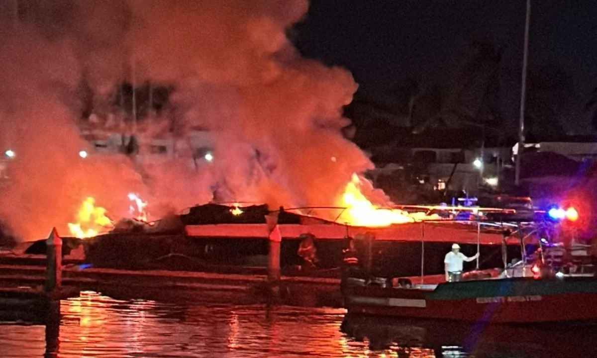 El incendio en un yate anclado en Marina Vallarta en Puerto Vallarta se extendió a otras embarcaciones, movilizando a bomberos y PC.