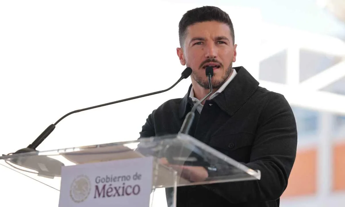 Intentan reactivar dos de los juicios políticos contra el gobernador de Nuevo León, Samuel García.