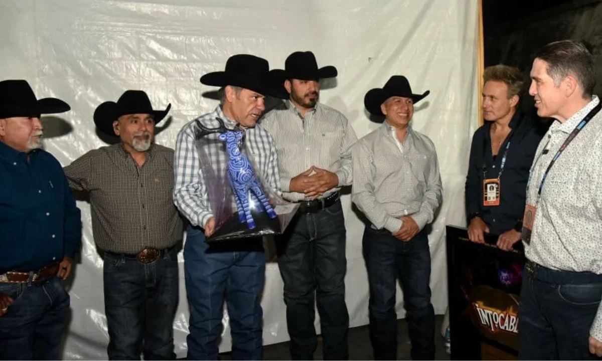 El grupo 'Intocable' recibió la escultura del Venado Huichol, en la alcaldía Benito Juárez, en reconocimiento a su exitosa trayectoria.
