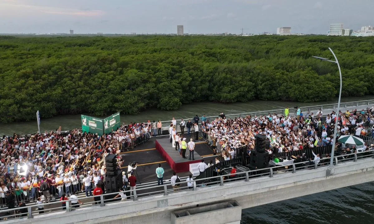 Sheinbaum estuvo en Quintana Roo y destacó que el Puente Vehicular Nichupté es prueba de que el amor al pueblo y a la patria dan resultados.