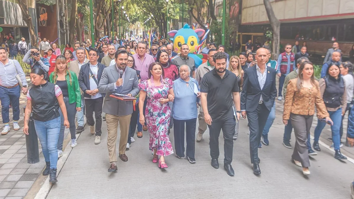 Acompañada de integrantes de su gabinete, Clara Brugada recorrió las calles de la Zona Rosa que fueron rehabilitadas y conoció los nuevos baños.