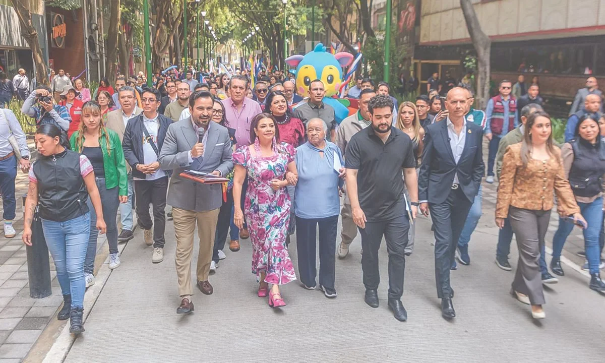 Acompañada de integrantes de su gabinete, Clara Brugada recorrió las calles de la Zona Rosa que fueron rehabilitadas y conoció los nuevos baños.
