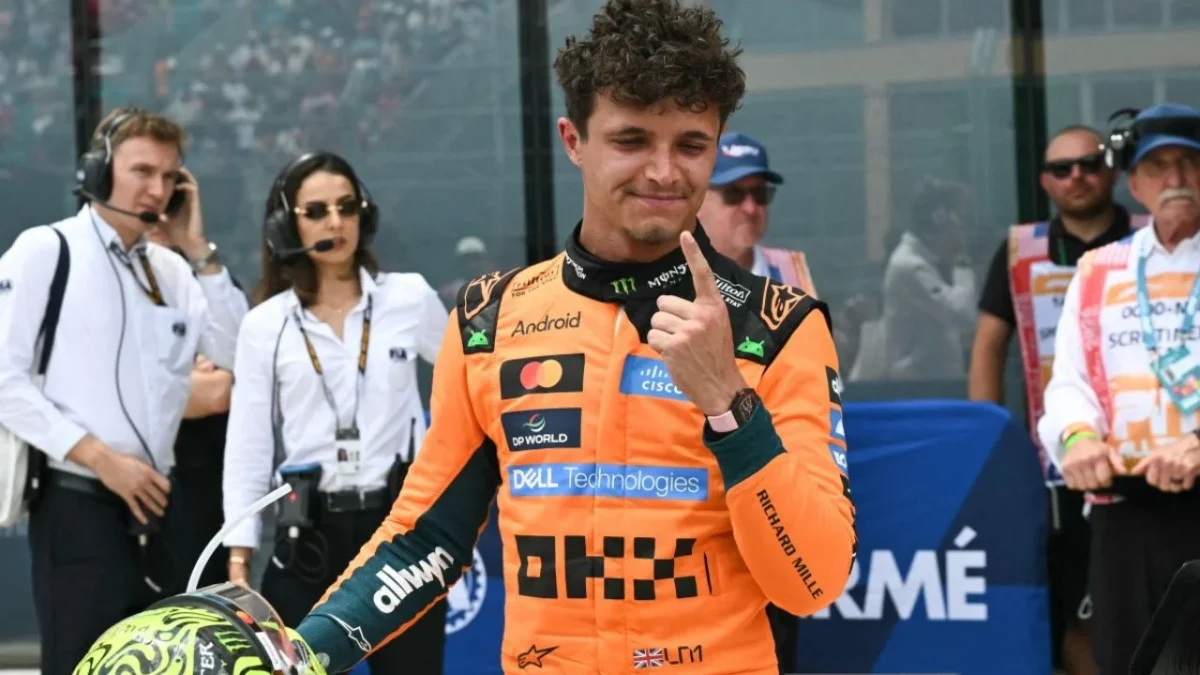 El piloto británico Lando Norris, de McLaren, celebra su victoria en la carrera esprint del Grand Prix of Miami, donde puso fin al dominio de Mercedes en la temporada 2026.