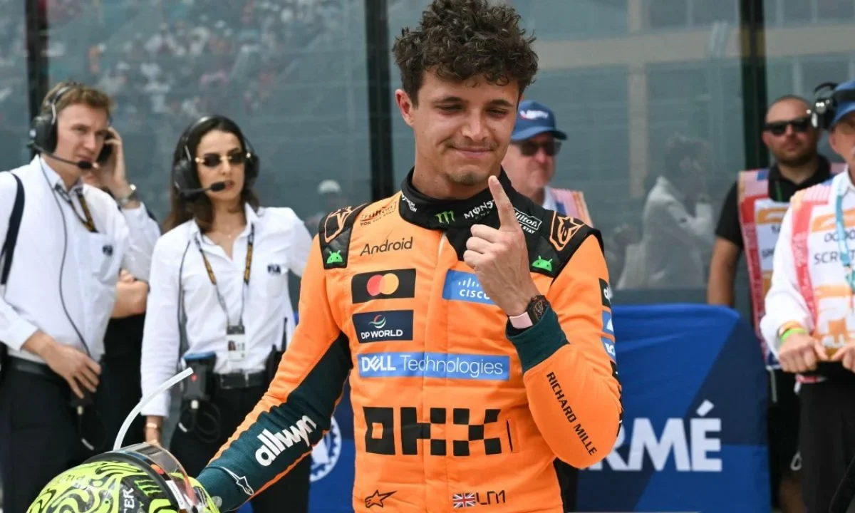 El piloto británico Lando Norris, de McLaren, celebra su victoria en la carrera esprint del Grand Prix of Miami, donde puso fin al dominio de Mercedes en la temporada 2026.