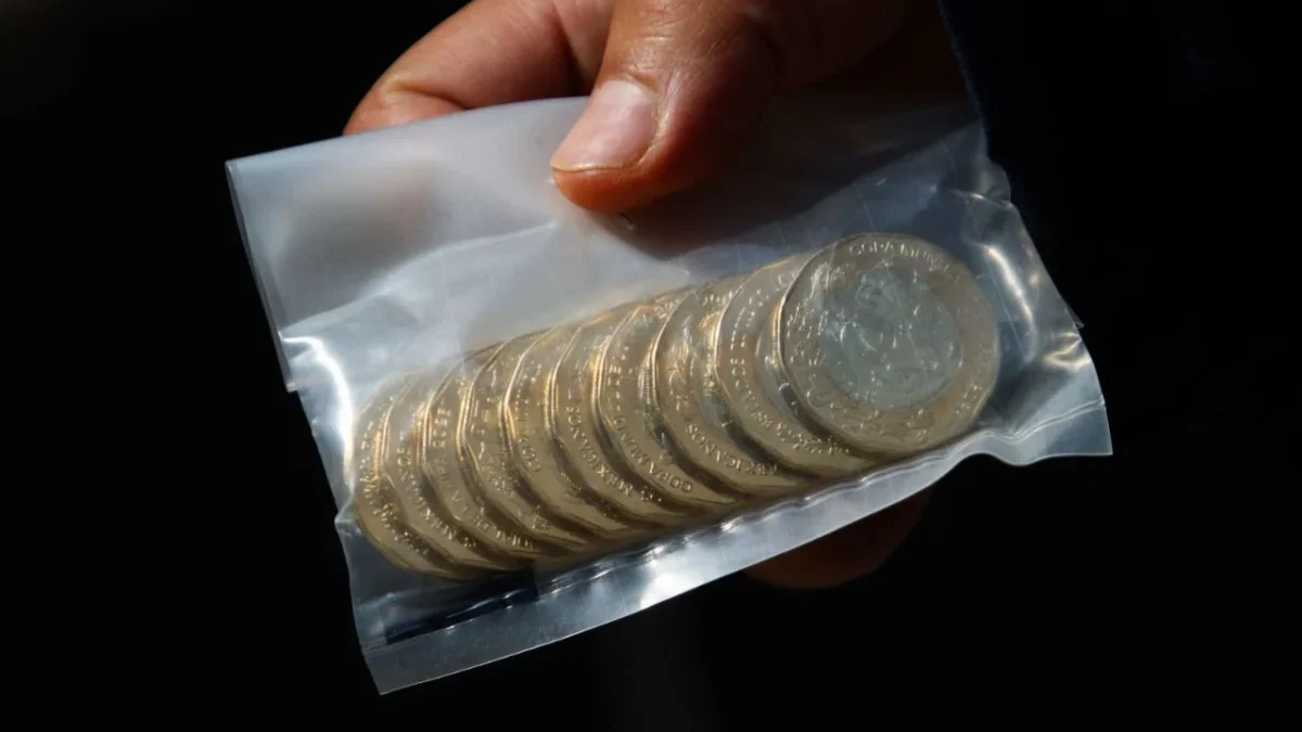 Cientos de personas formaron largas filas en sucursales de canje del Banco de México para adquirir las nuevas monedas del Mundial 2026.