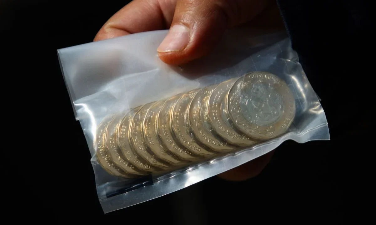 Cientos de personas formaron largas filas en sucursales de canje del Banco de México para adquirir las nuevas monedas del Mundial 2026.