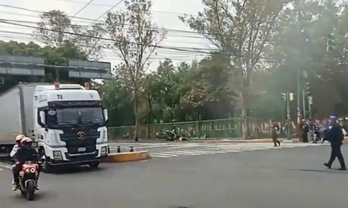 Bloqueo por manifestantes en Av. El Rosario y Aquiles Serdán, alcaldía Azcapotzalco.
