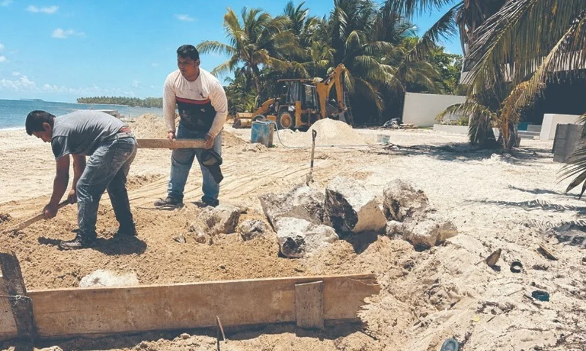 Habitantes de Mahahual, en Quintana Roo, denunciaron presuntos daños ambientales en un predio ubicado frente al mar.