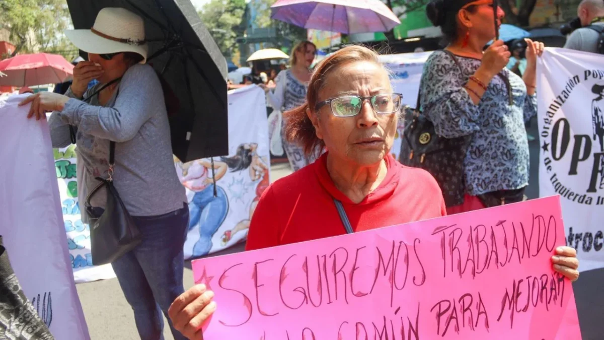 Las movilizaciones del Día del Trabajo comenzaron desde distintos puntos de la capital como el Ángel, para luego avanzar hacia el Zócalo.  