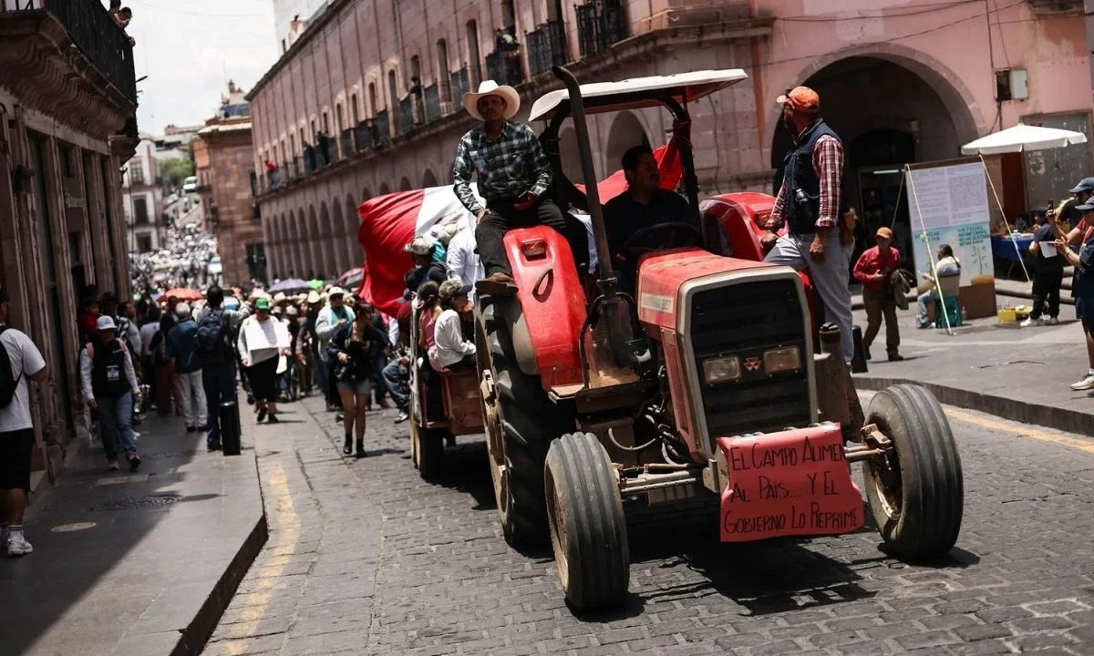 Lo que sería una protesta de agricultores de Zacatecas, se convirtió en una megamarcha de civiles contra el gobernador David Monreal.
