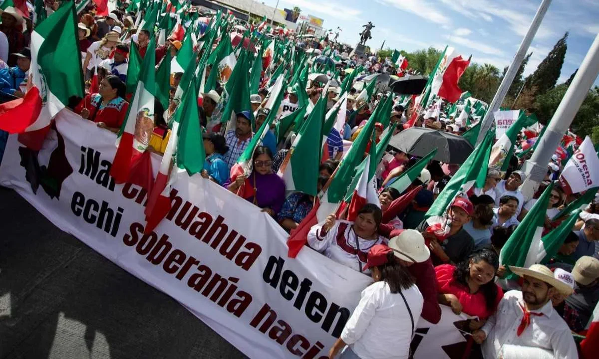 Militantes de Morena, encabezados por Ariadna Montiel y Andrés Manuel López Beltrán, marcharon contra el Gobierno de Chihuahua.