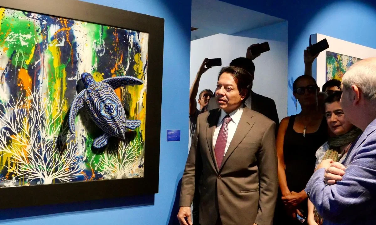 Mario Delgado asistió a la inauguración de la exposición 'Murmullos de los océanos' de César Menchaca, en el Museo Vivo del Muralismo.