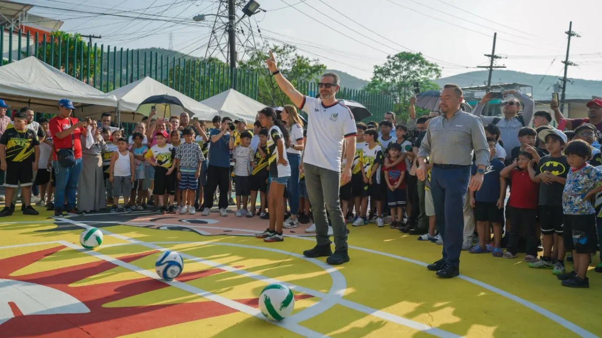 El alcalde Adrián de la Garza encabezó la entrega de al menos 12 canchas rehabilitadas previo al Mundial 2026.